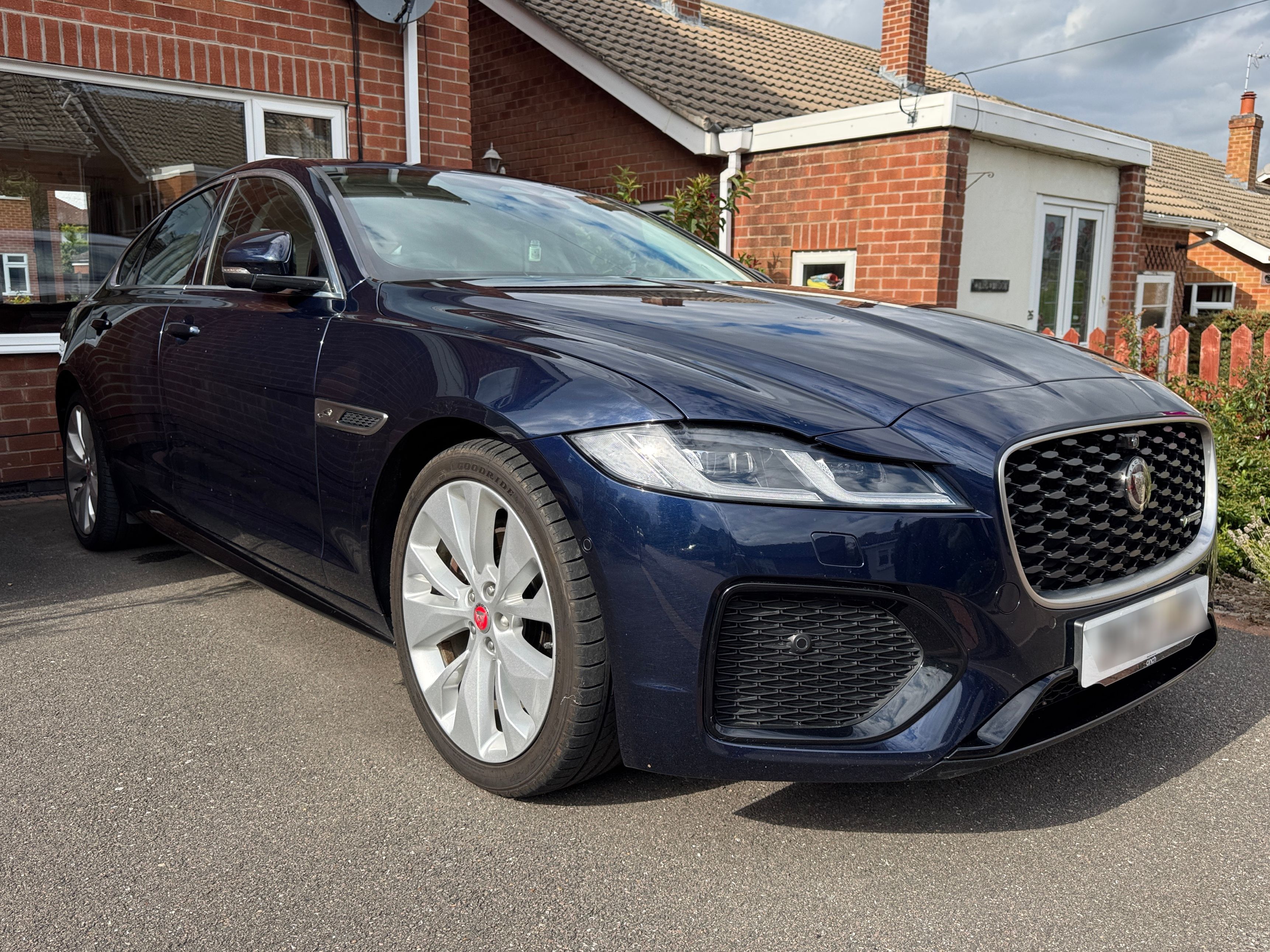 Jaguar XF R-DYNAMIC SE D MHEV Auto
